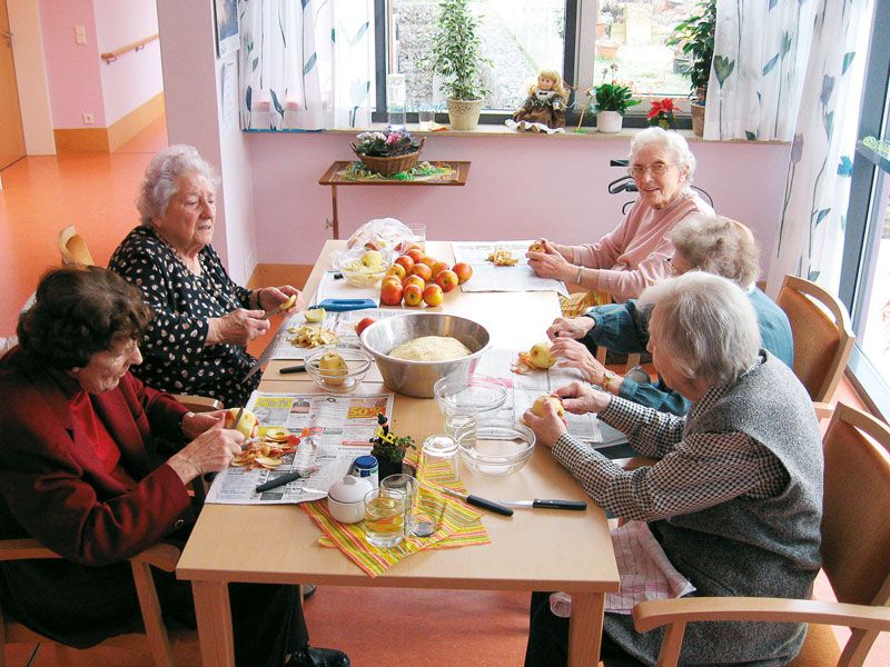 Basteln mit Äpfeln mit den BewohnerInnen des Seniorenzentrums Oferdingen